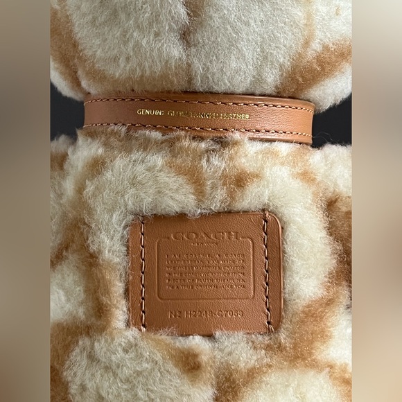 C7058- Coach Bear Collectible in Signature Shearling - Picture 7 of 9